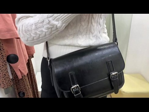 ❤️ Masturbazzjoni pubblika tal-kelba żagħżugħa FeralBerry b'dildo fil-kamra tal-armar ❤ Porno f'mt.tubsexercom.ru