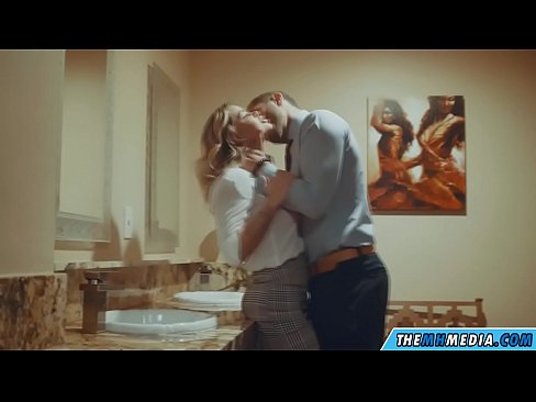 ❤️ Meta blonda busty seduces f'kamra tal-banju pubbliku ❤ Porno f'mt.tubsexercom.ru
